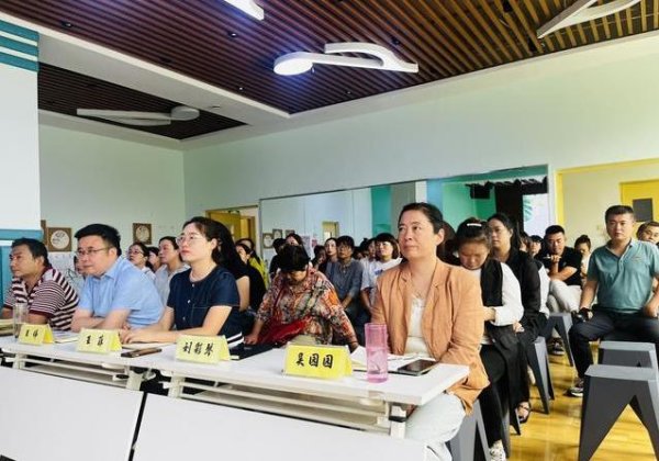 盛宝优配 幼儿园家长会火爆开场，老师家长齐心，孩子未来咋走？